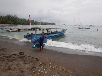 Op en neer varen met water, bier, gasflessen etc