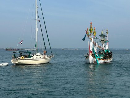 Queen B op de plaat met Javaans Visschip.