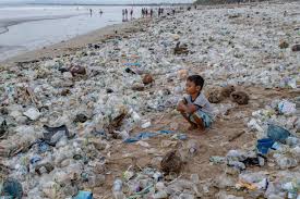Plastic vervuiling strand Bali.