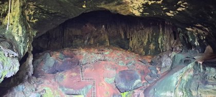 Onwerkelijke kleuren in een donkere grot