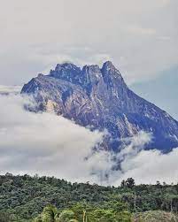 itte wolken tegen de bergen en heuvels op Sabah